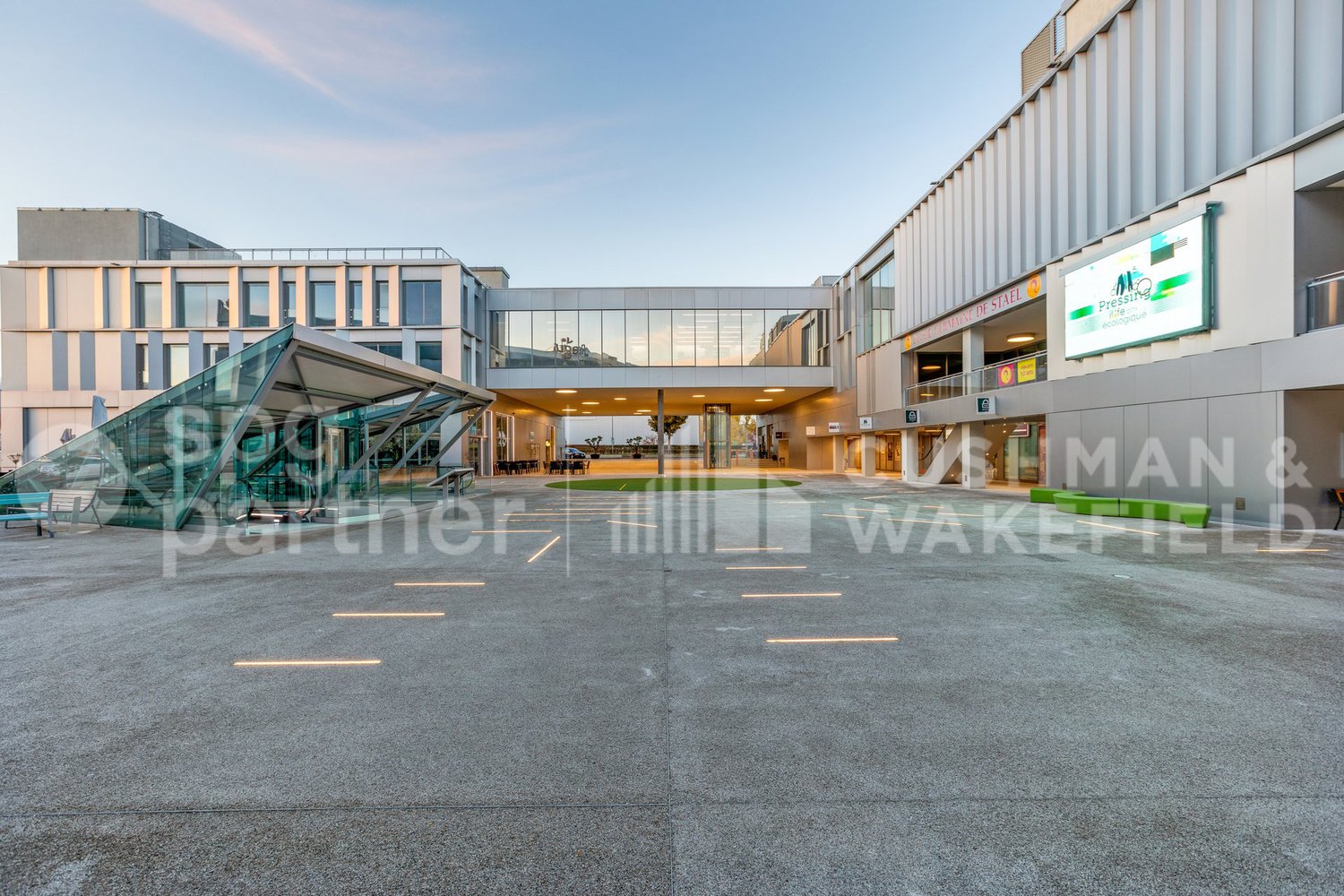 735m² office
