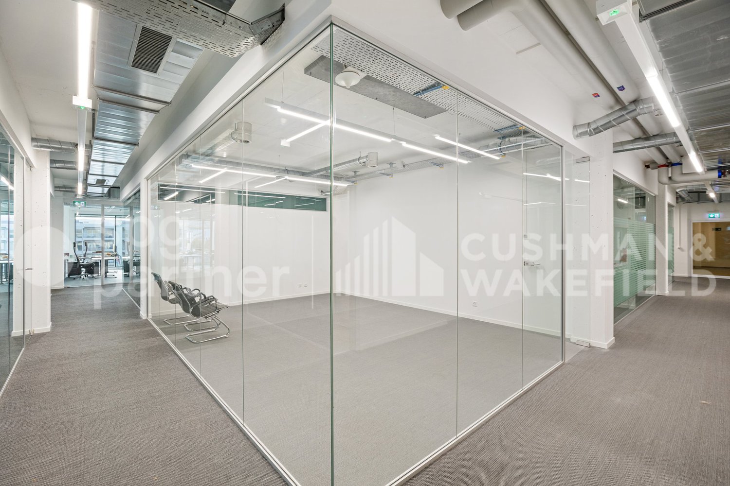 735m² office