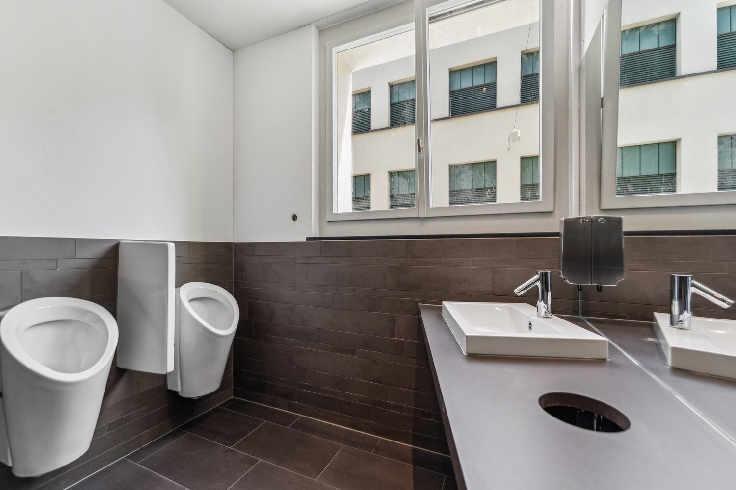 81m² office