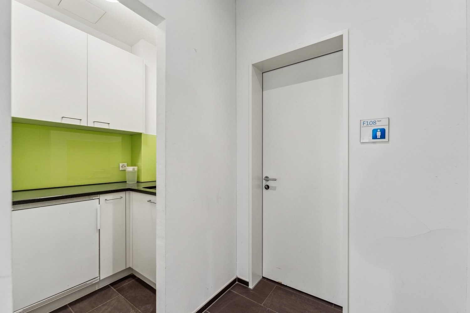 81m² office