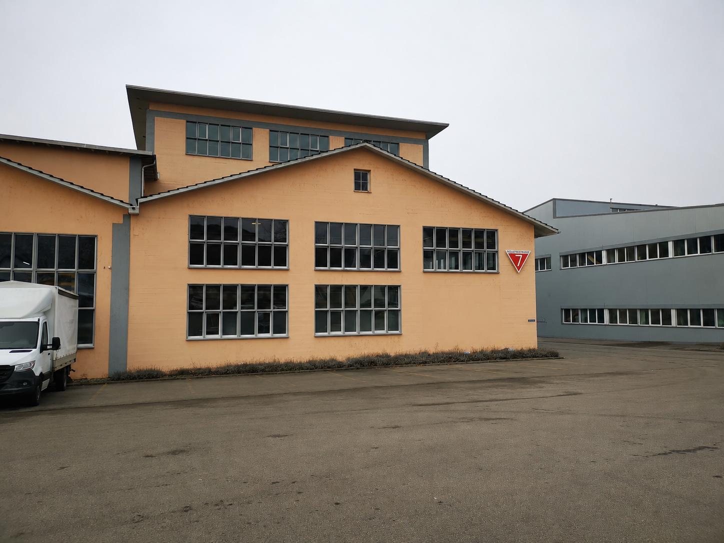 760m² commercial