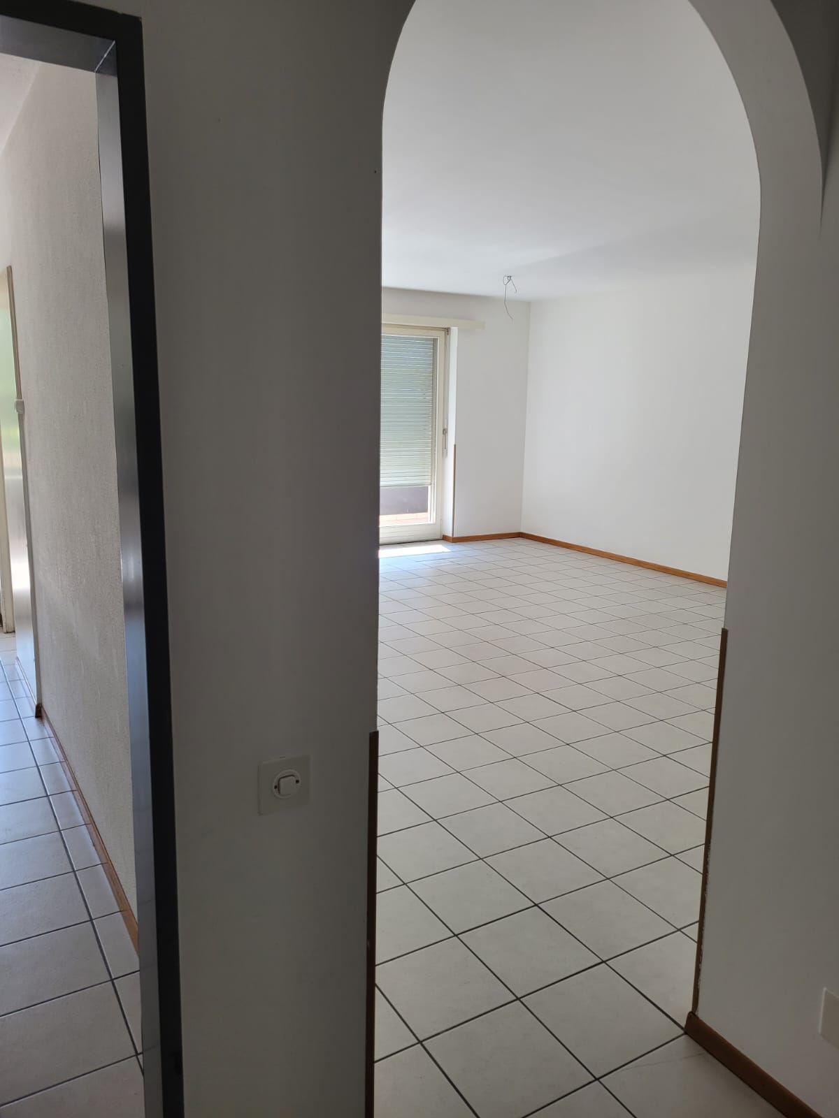 4 ½ room apartment","description":"4.5 room apartment for rent on the Ground Floor in Via Cantonale 37 in Cresciano. 

The building, surrounded by wonderful green areas, is located in a convenient and well-served position, in front of the cantonal road and a few steps from the bus stop. 

A 5 minute