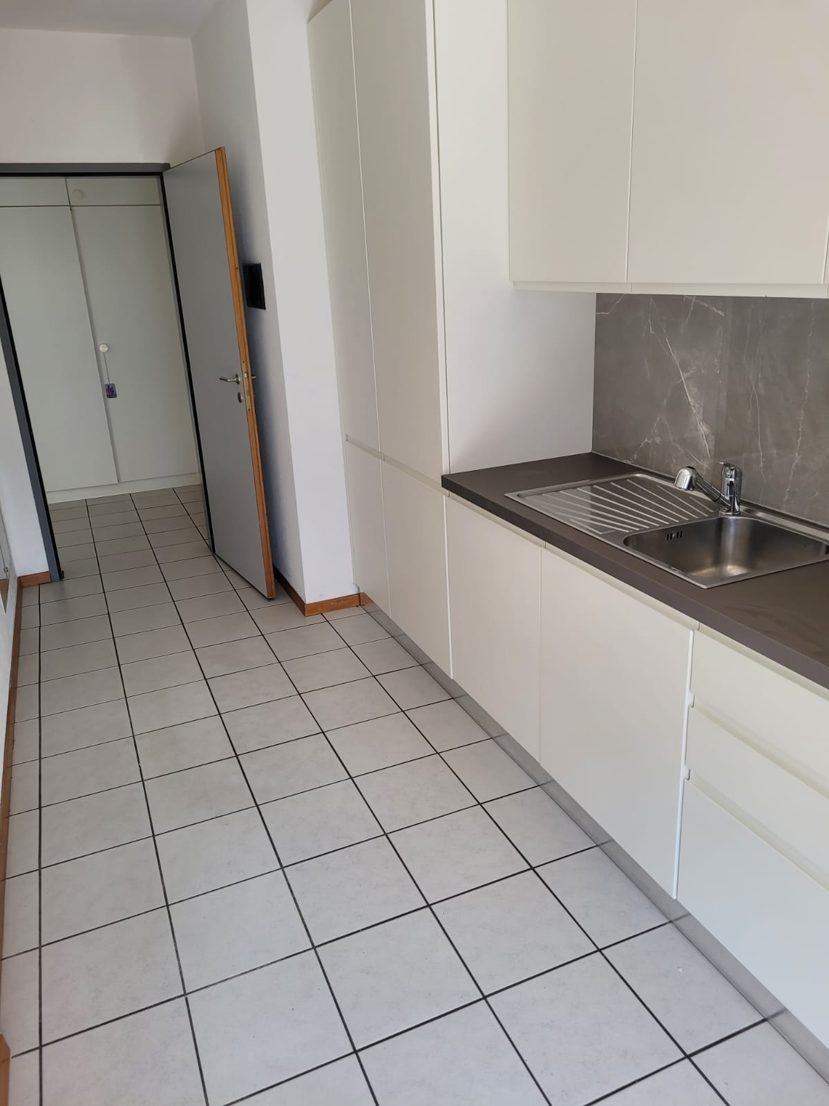 4 ½ room apartment","description":"4.5 room apartment for rent on the Ground Floor in Via Cantonale 37 in Cresciano. 

The building, surrounded by wonderful green areas, is located in a convenient and well-served position, in front of the cantonal road and a few steps from the bus stop. 

A 5 minute