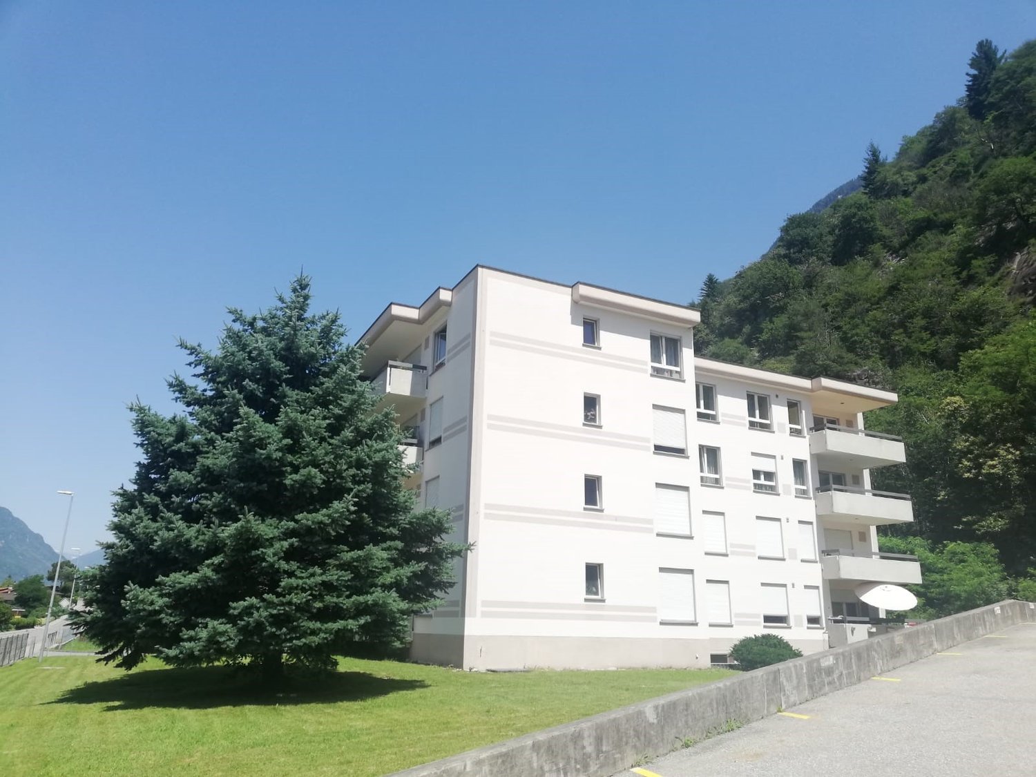 4 ½ room apartment","description":"4.5 room apartment for rent on the Ground Floor in Via Cantonale 37 in Cresciano. 

The building, surrounded by wonderful green areas, is located in a convenient and well-served position, in front of the cantonal road and a few steps from the bus stop. 

A 5 minute