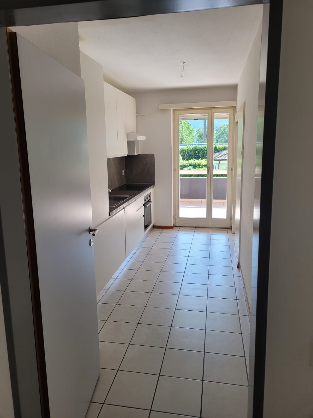 4 ½ room apartment","description":"4.5 room apartment for rent on the Ground Floor in Via Cantonale 37 in Cresciano. 

The building, surrounded by wonderful green areas, is located in a convenient and well-served position, in front of the cantonal road and a few steps from the bus stop. 

A 5 minute