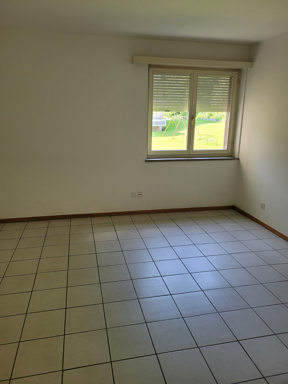 4 ½ room apartment","description":"4.5 room apartment for rent on the Ground Floor in Via Cantonale 37 in Cresciano. 

The building, surrounded by wonderful green areas, is located in a convenient and well-served position, in front of the cantonal road and a few steps from the bus stop. 

A 5 minute