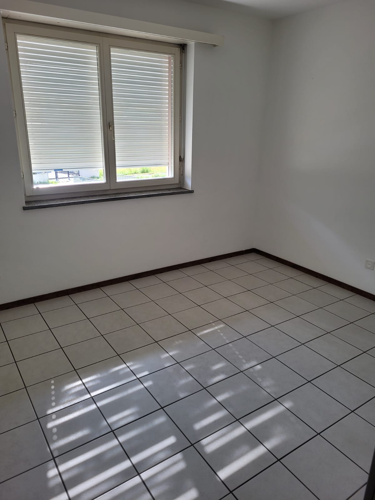 4 ½ room apartment","description":"4.5 room apartment for rent on the Ground Floor in Via Cantonale 37 in Cresciano. 

The building, surrounded by wonderful green areas, is located in a convenient and well-served position, in front of the cantonal road and a few steps from the bus stop. 

A 5 minute