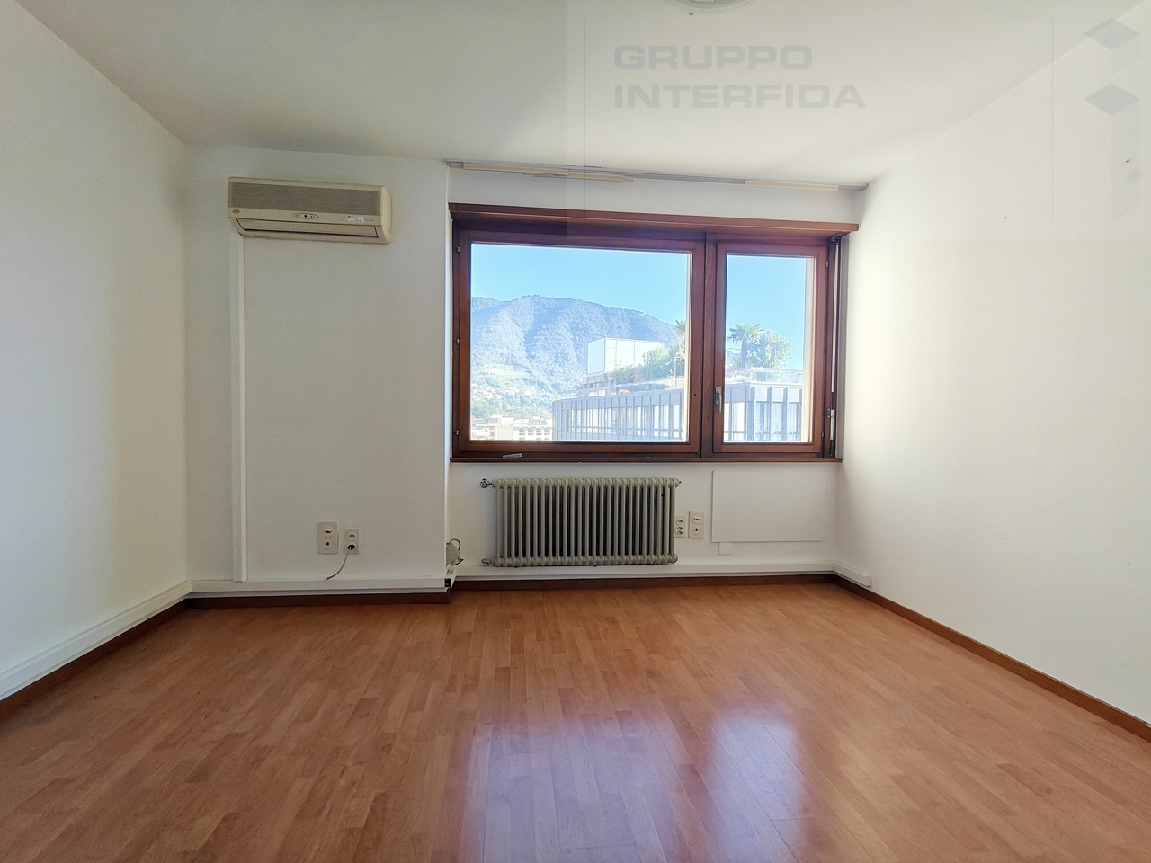120m² office