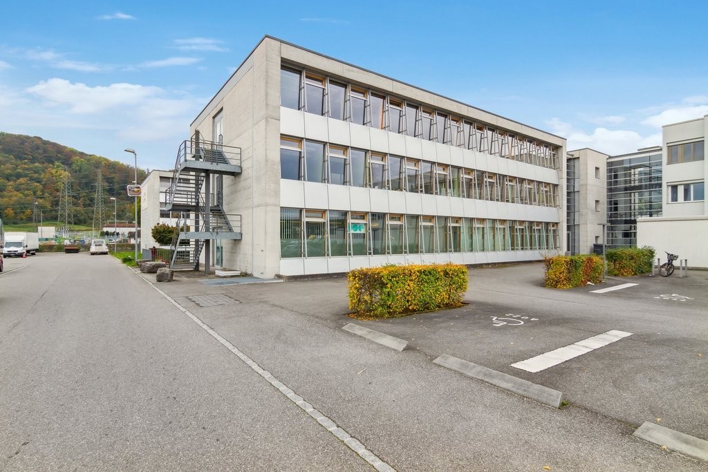 572m² office