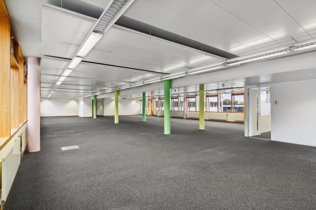 572m² office