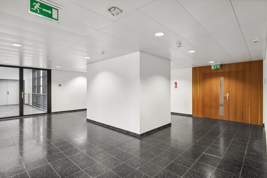 572m² office