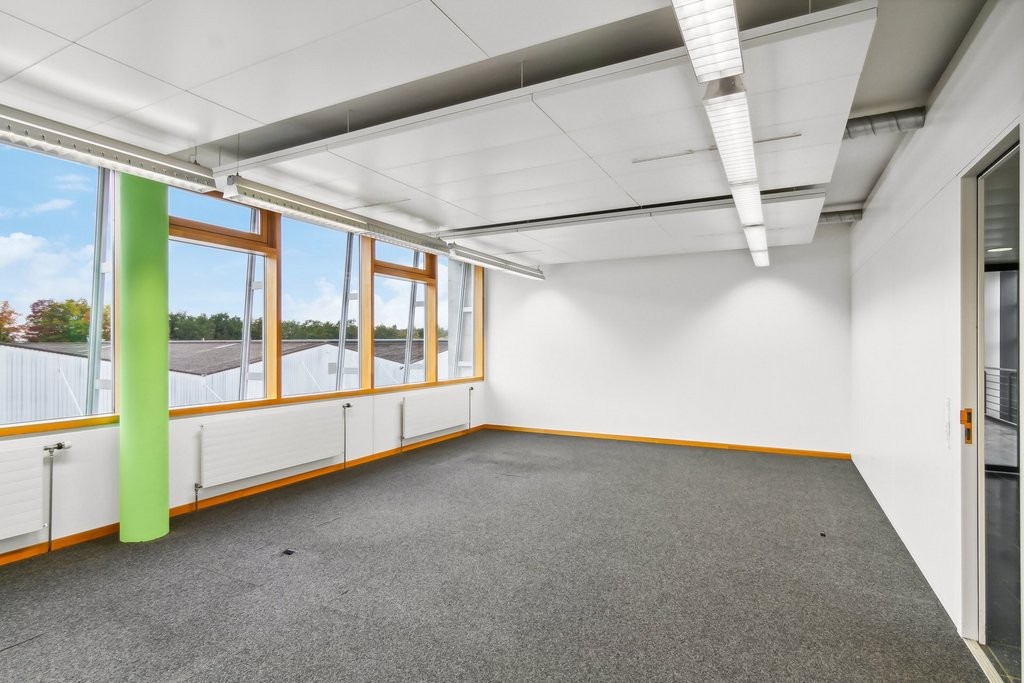 572m² office