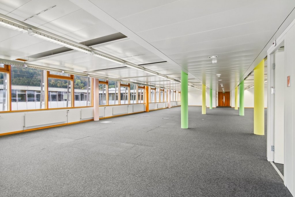 572m² office