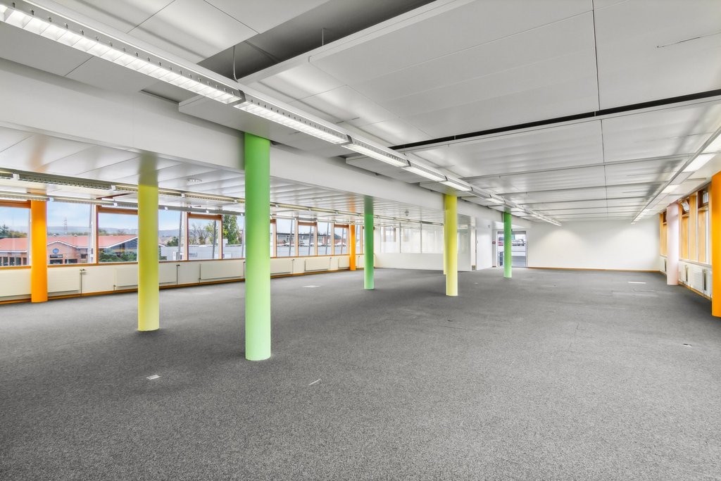 572m² office