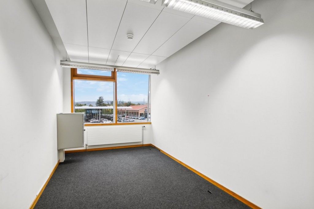 572m² office