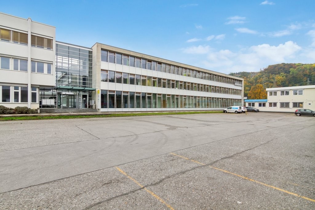 572m² office