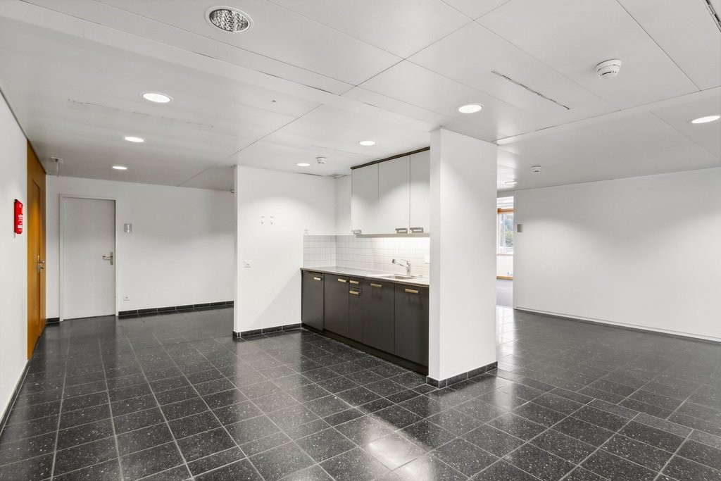 572m² office