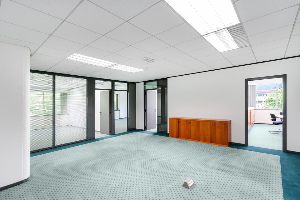 196m² office