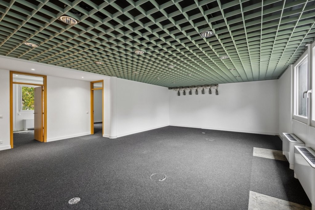 199m² office