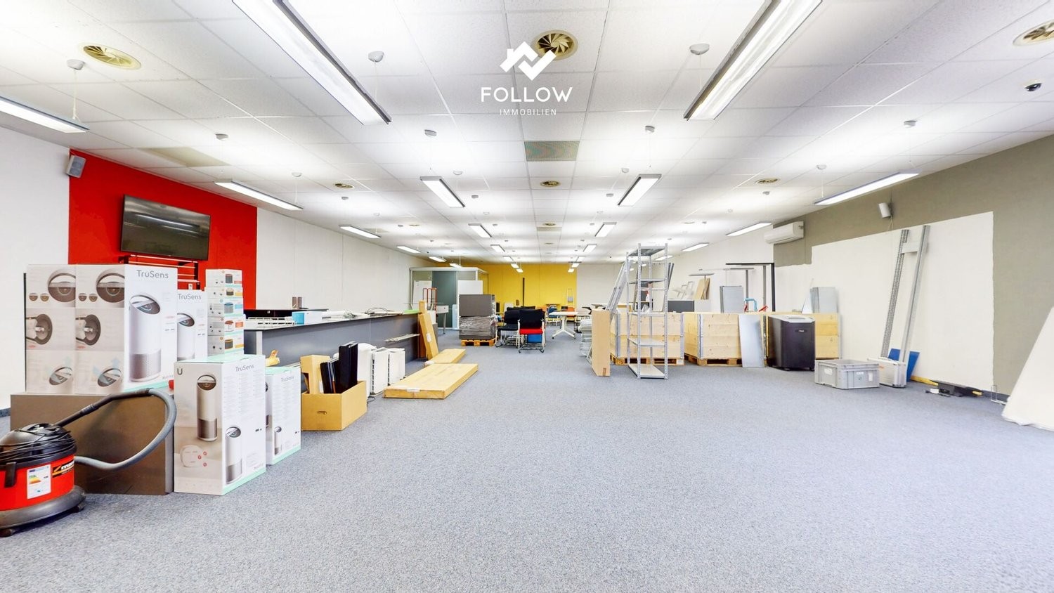 374m² shop
