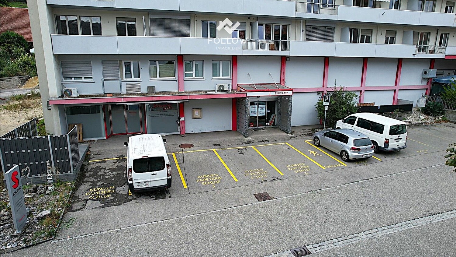 374m² shop