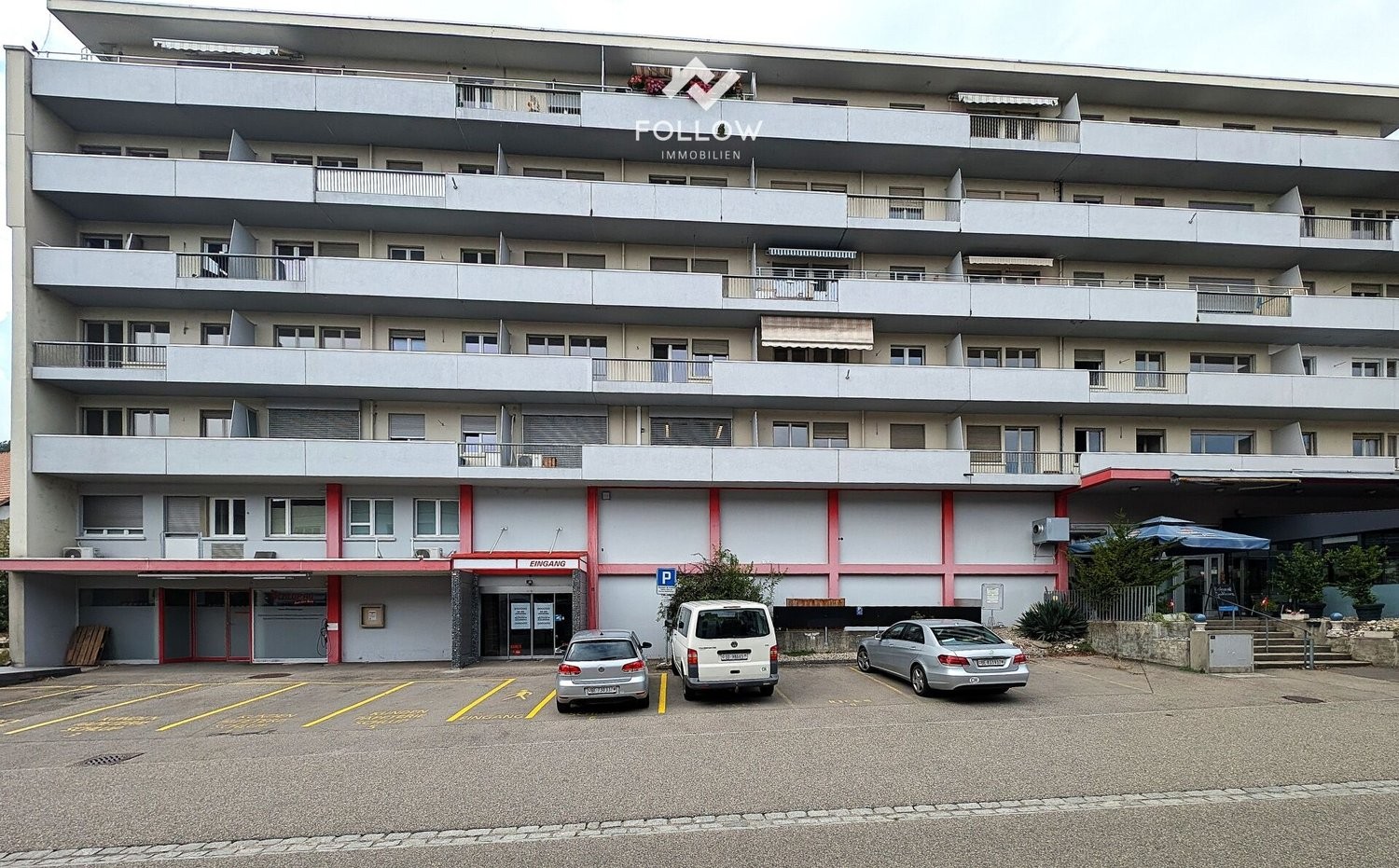 374m² shop