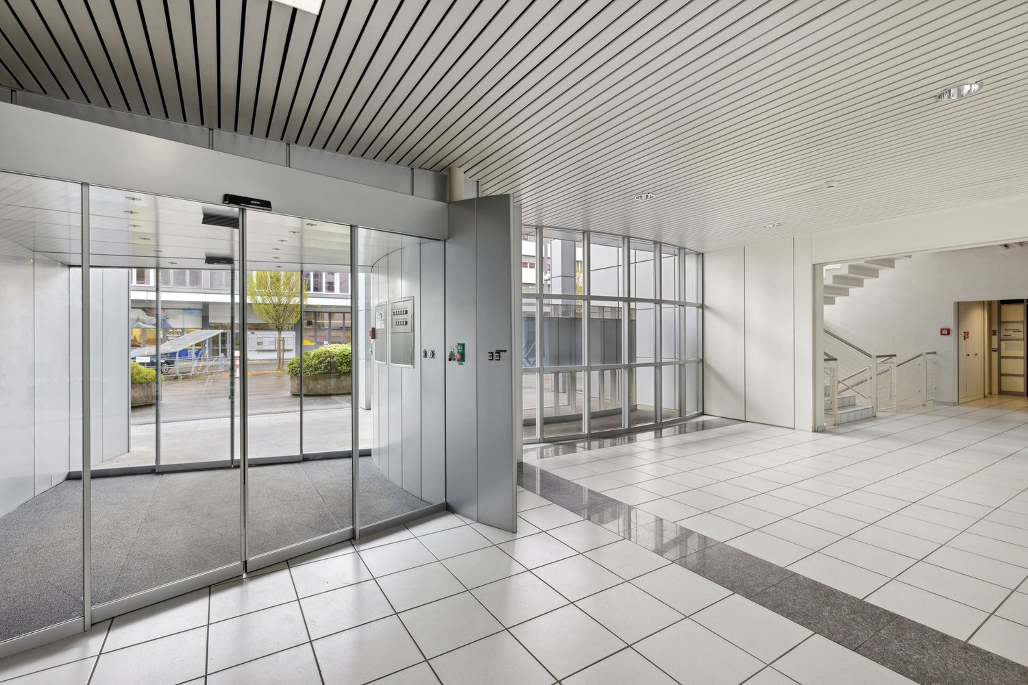 773m² office