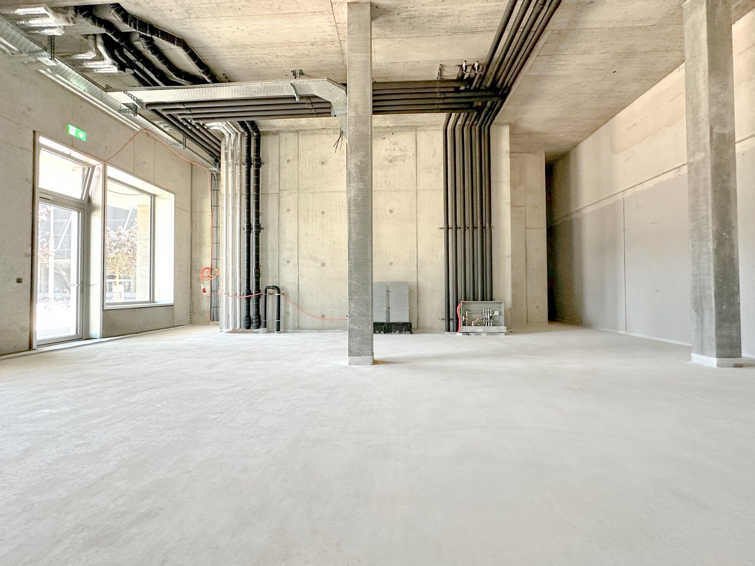 87m² shop
