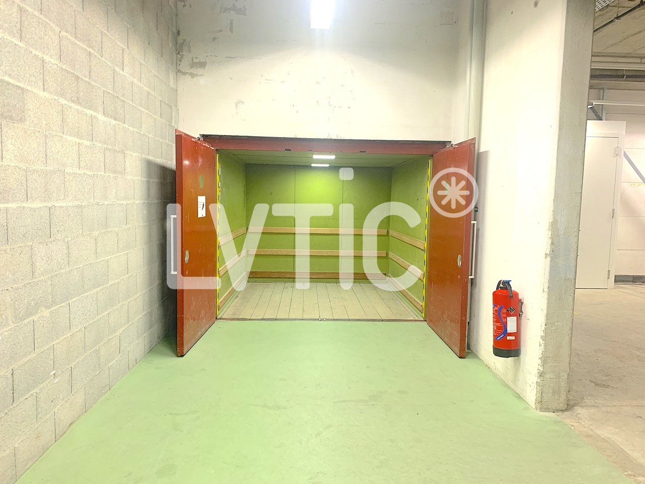 322m² storage room