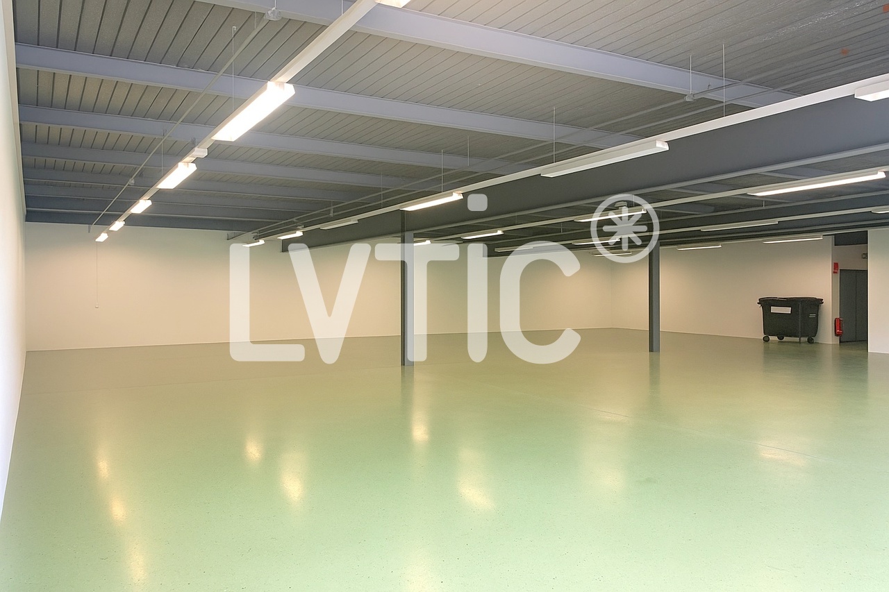 322m² storage room