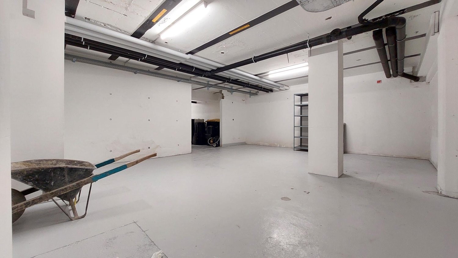 111m² storage room