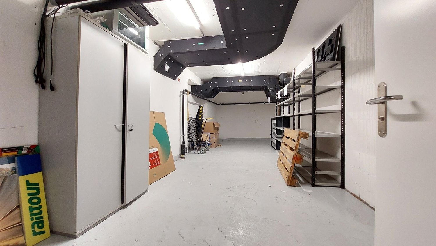 111m² storage room