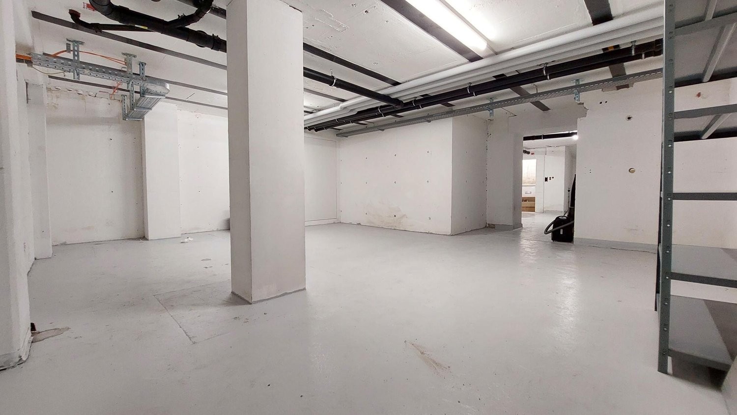 111m² storage room