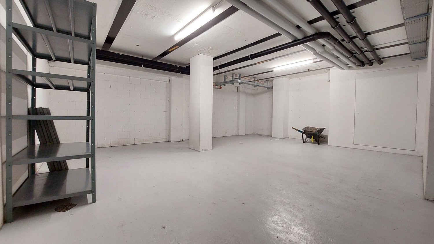 111m² storage room