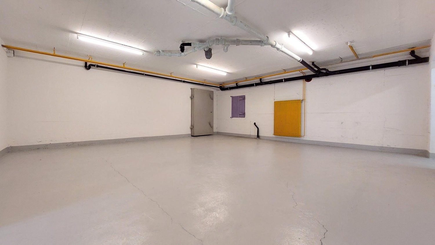 111m² storage room