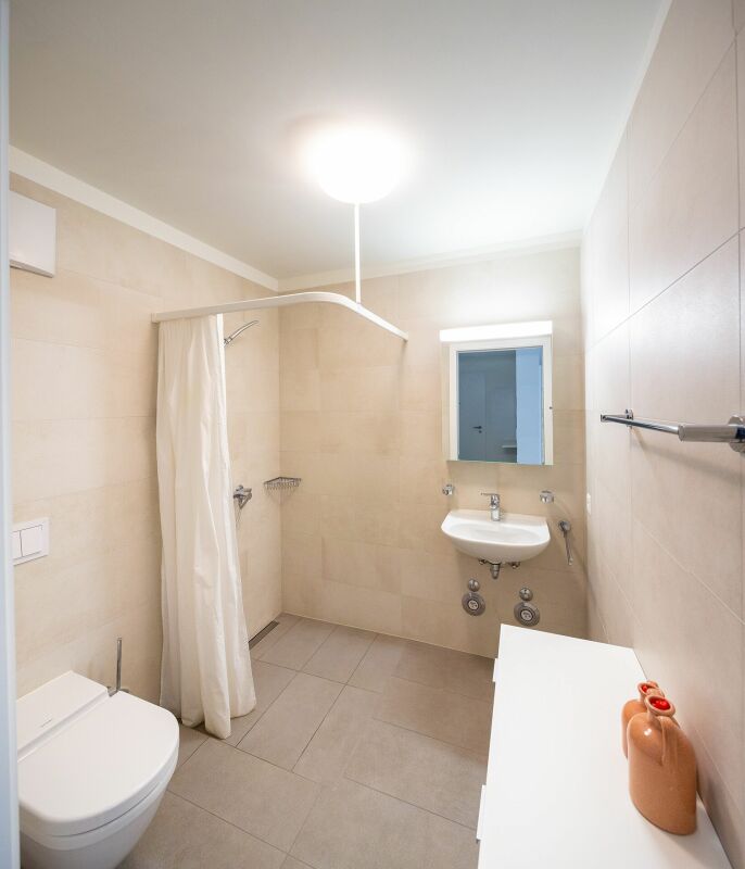 Appartement de 1 ½ pièces meublé - disponible à partir du 1er novembre 2026 

Idéal comme première location - Appartement moderne et accueillant de 1,5 pièces, composé ainsi : 

  * Entrée avec armoire murale   
  cuisine entièrement meublée ouverte sur la zone jour / nuit 
  * zone jour / nuit 
  *