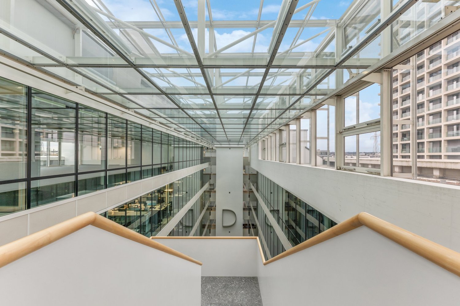 700m² office