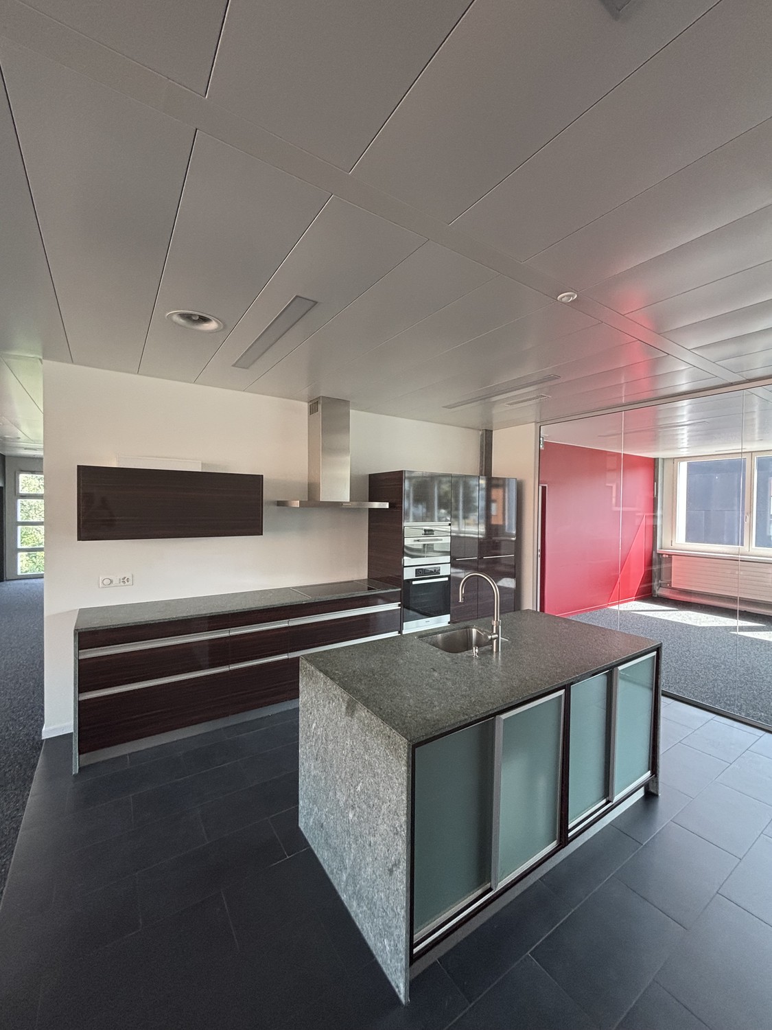 384m² office