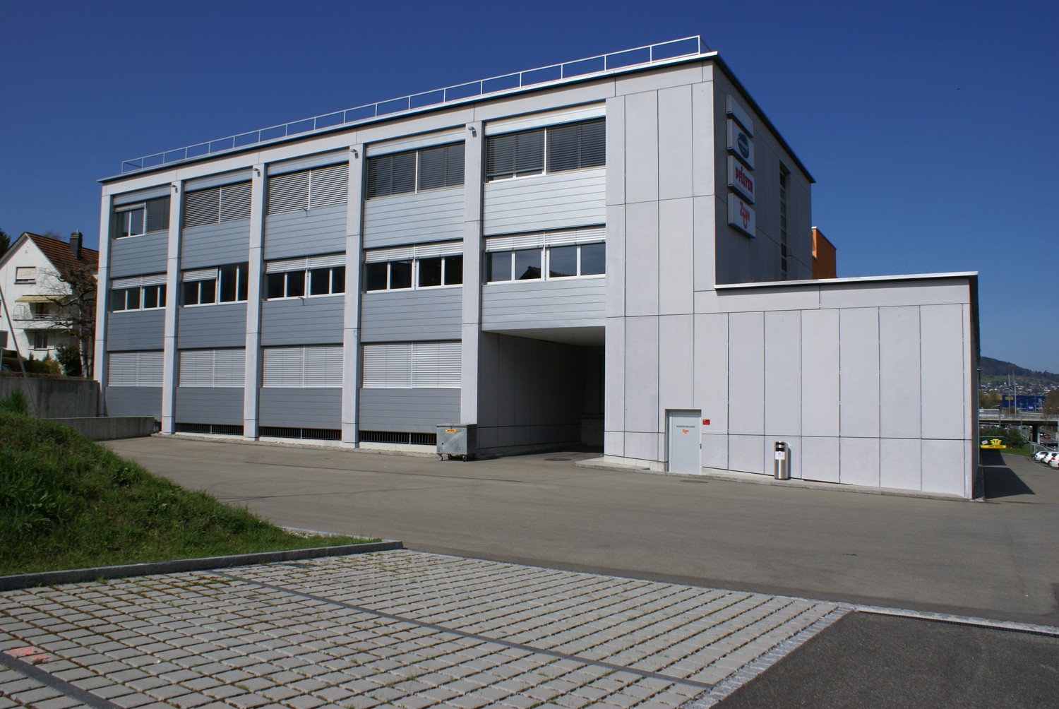 384m² office