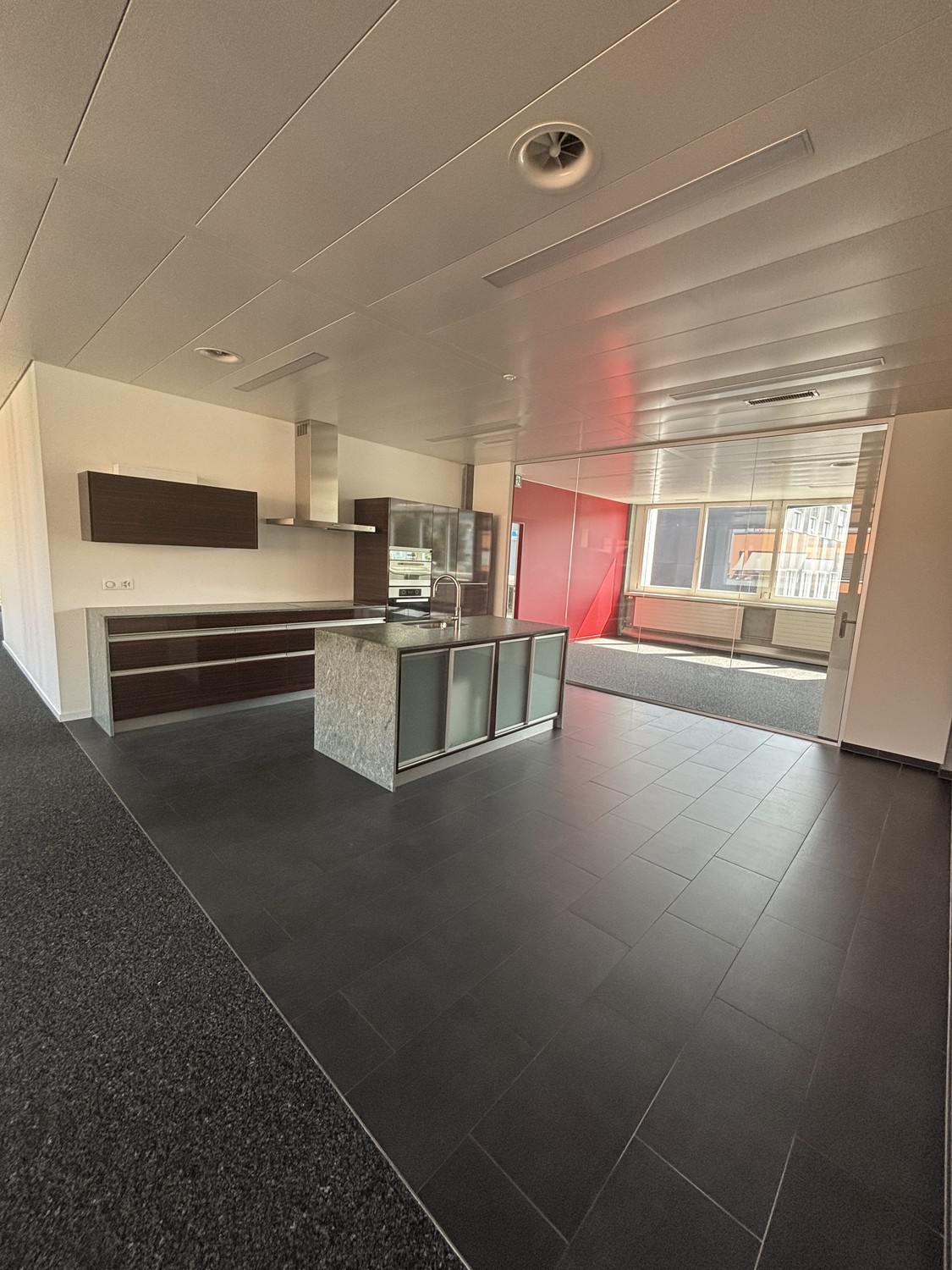 384m² office