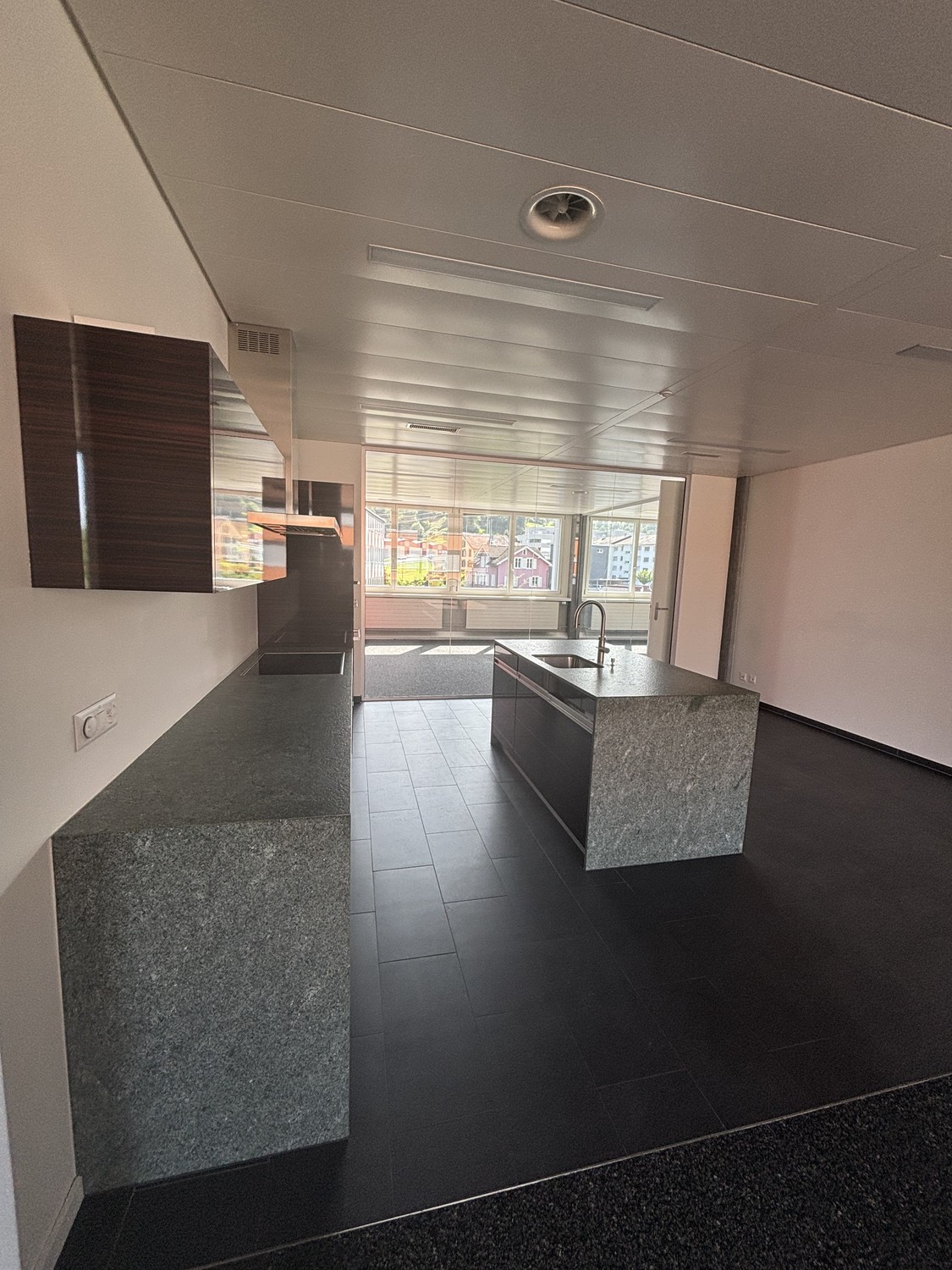 384m² office