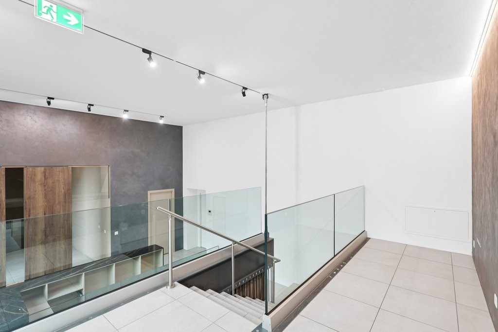196m² commercial