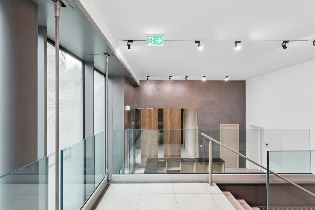 196m² commercial