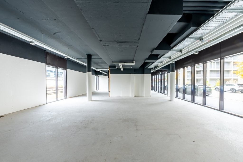 103m² commercial