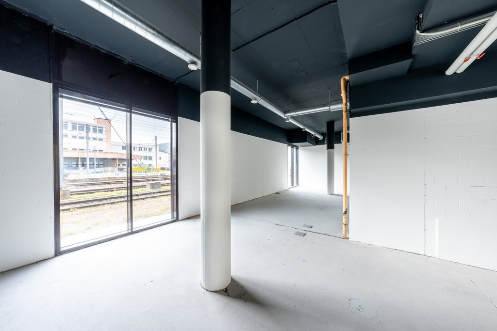 103m² commercial