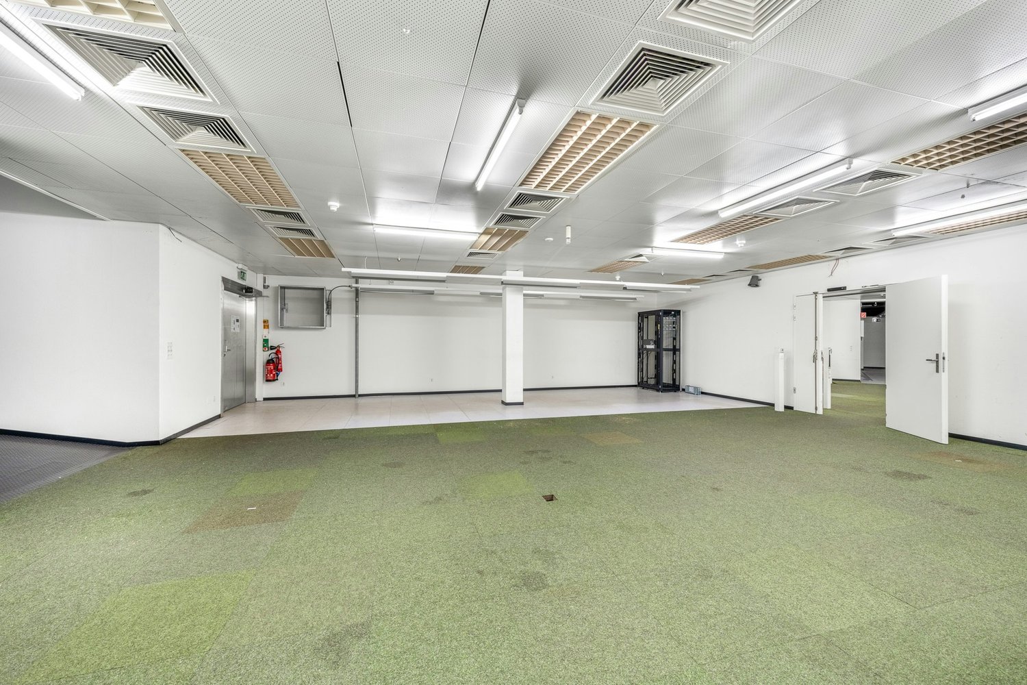 553m² storage room