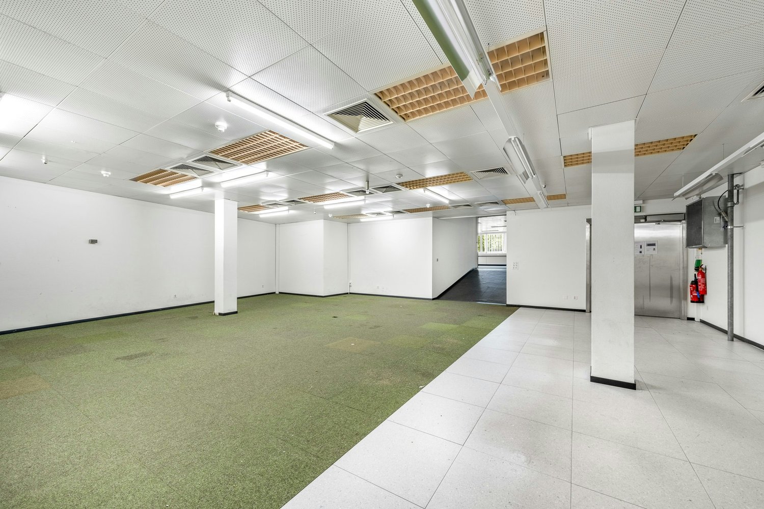 553m² storage room