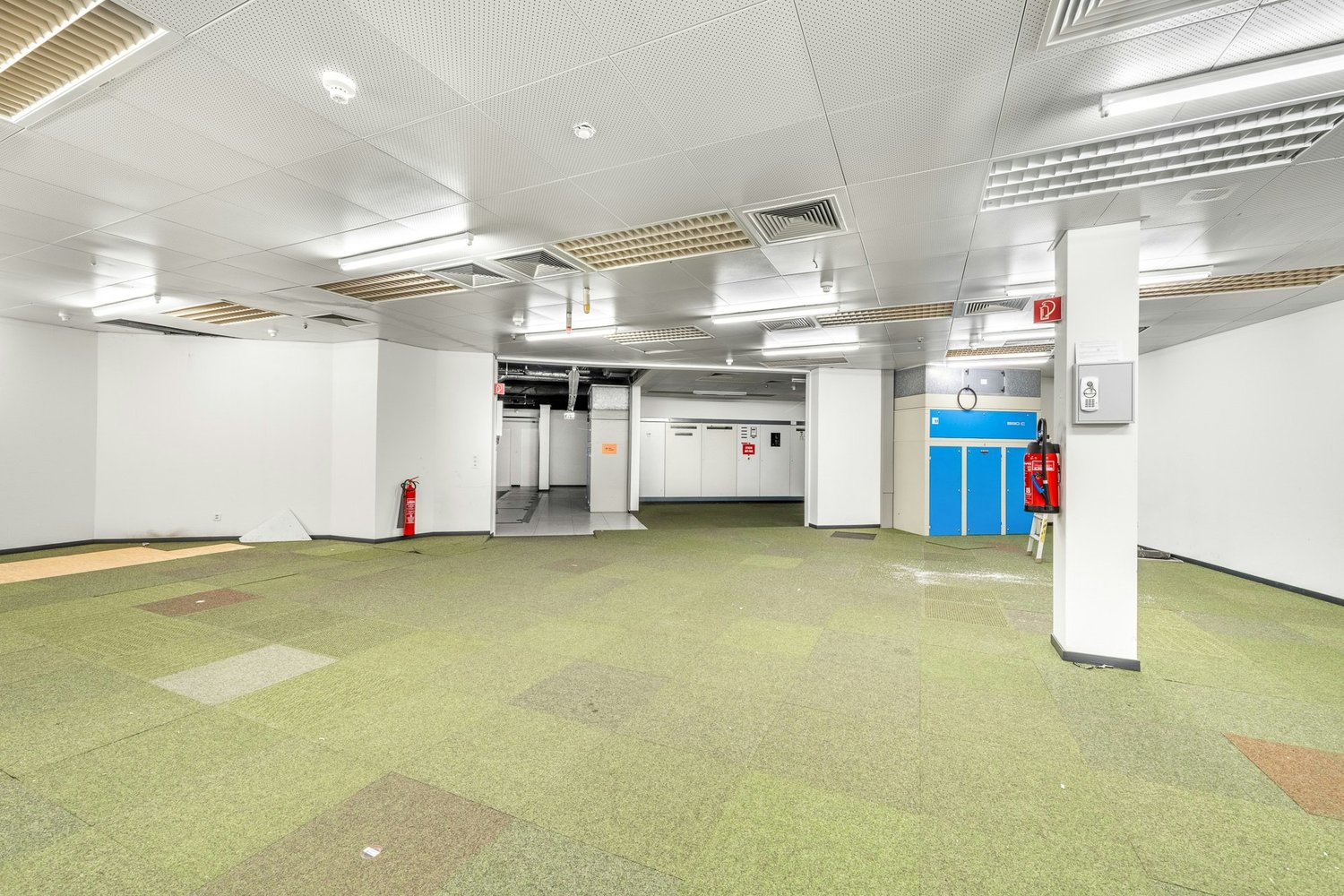 553m² storage room