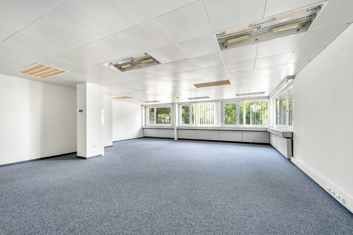 553m² storage room