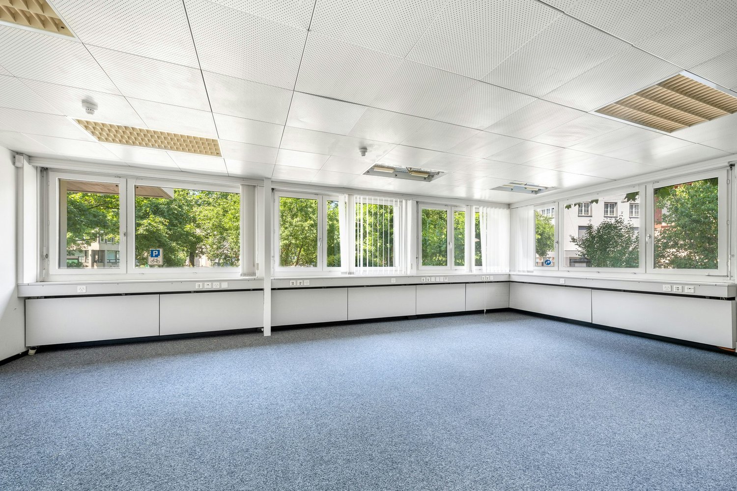 553m² storage room